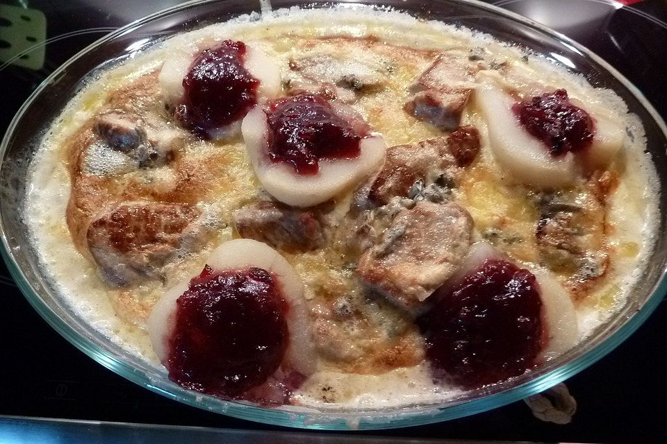 Gratin mit Schweinefilet, Gnocchi, Birnen, Preiselbeeren und Brie Gratin mit Schweinefilet, Gnocchi, Birnen, Preiselbeeren und Brie