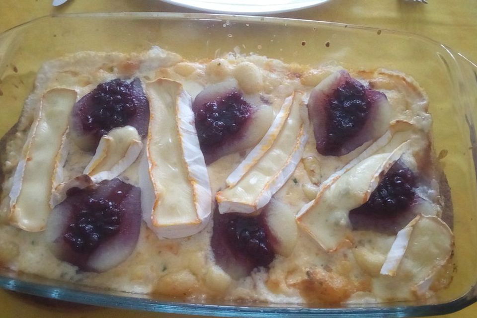 Gratin mit Schweinefilet, Gnocchi, Birnen, Preiselbeeren und Brie Gratin mit Schweinefilet, Gnocchi, Birnen, Preiselbeeren und Brie