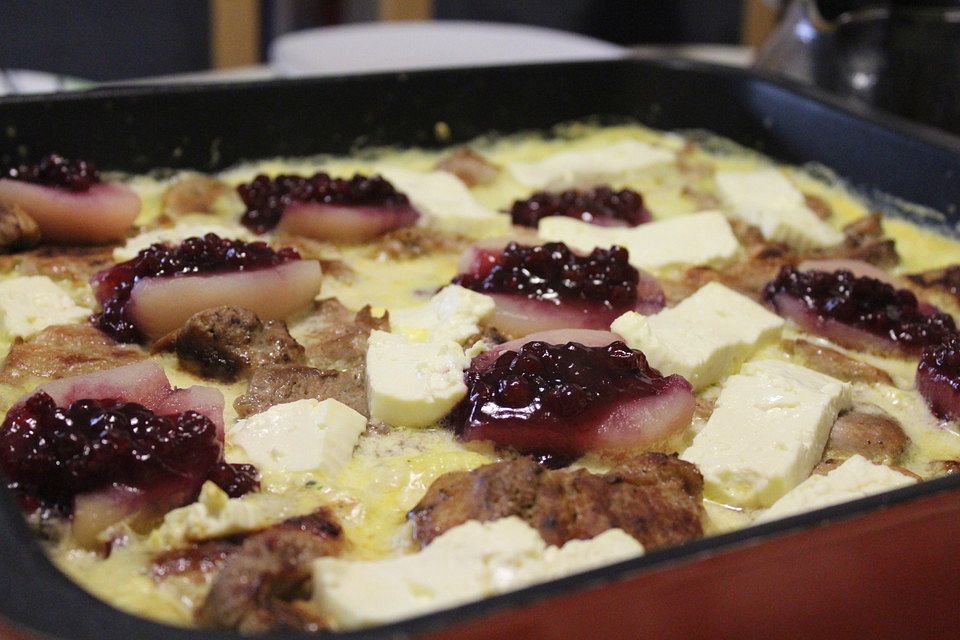 Gratin mit Schweinefilet, Gnocchi, Birnen, Preiselbeeren und Brie Gratin mit Schweinefilet, Gnocchi, Birnen, Preiselbeeren und Brie