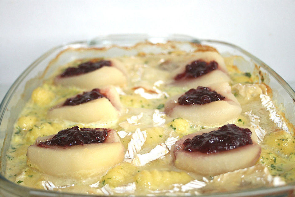 Gratin mit Schweinefilet, Gnocchi, Birnen, Preiselbeeren und Brie Gratin mit Schweinefilet, Gnocchi, Birnen, Preiselbeeren und Brie