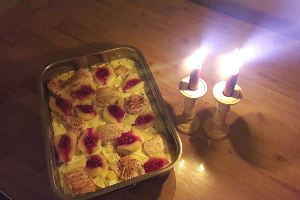 Gratin mit Schweinefilet, Gnocchi, Birnen, Preiselbeeren und Brie Gratin mit Schweinefilet, Gnocchi, Birnen, Preiselbeeren und Brie