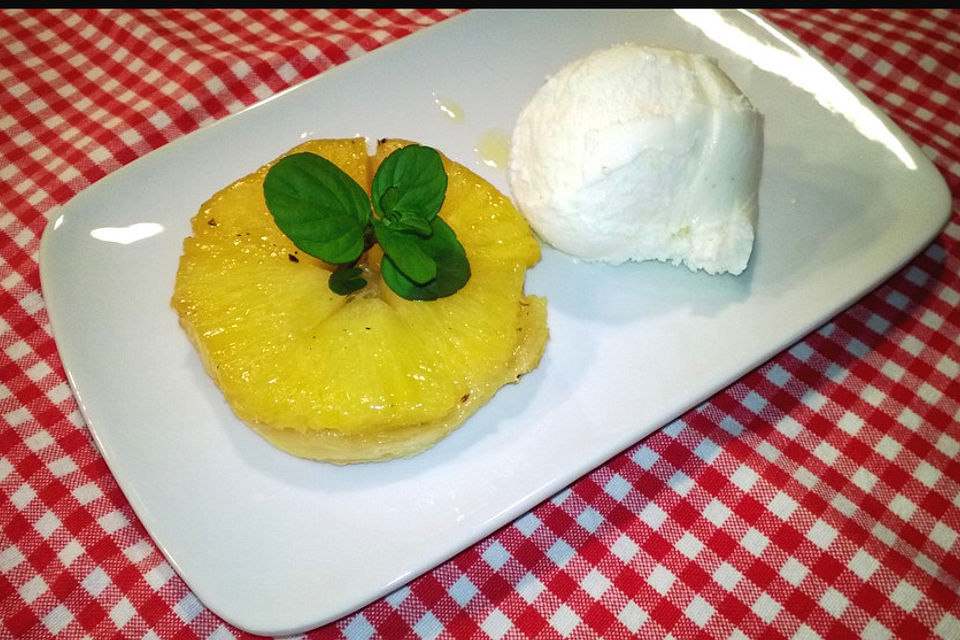 Mini-Ananas-Tarte mit Eis