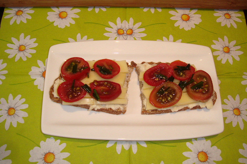 Röstbrot mit Tomaten und Feta