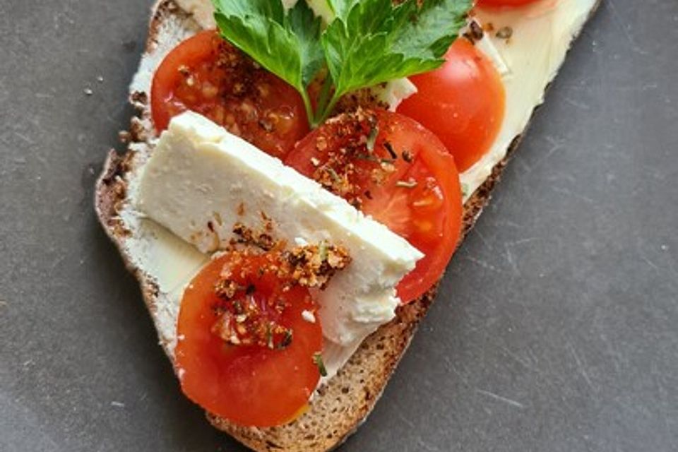 Röstbrot mit Tomaten und Feta