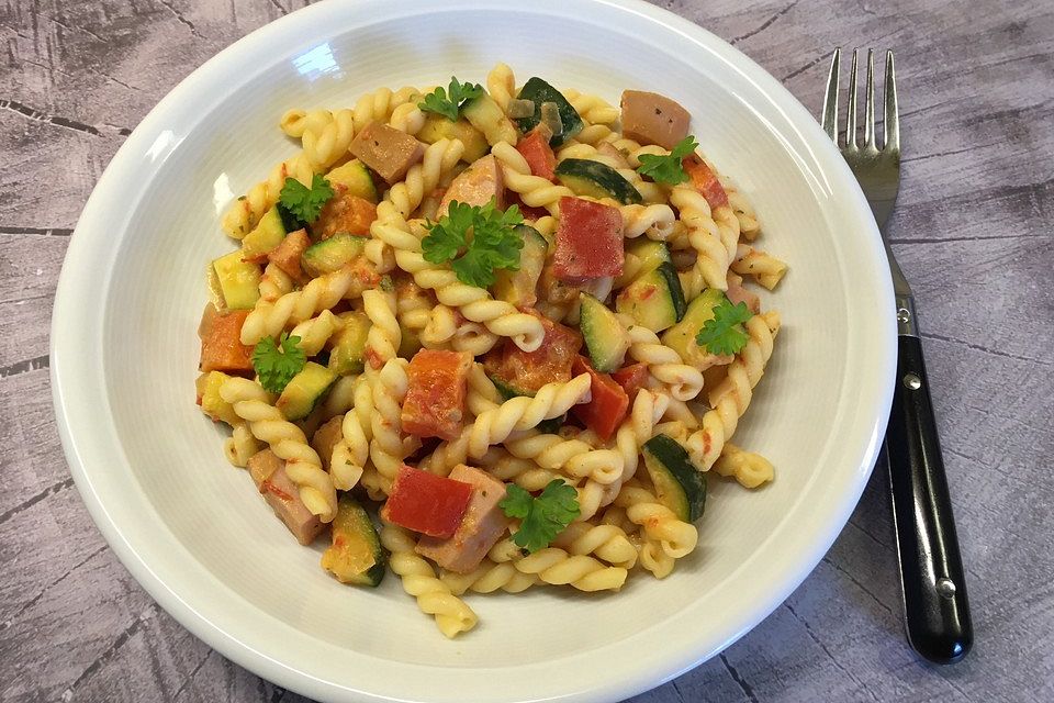 Nudelpfanne mit Fleischwurst und Tomatensoße à la Birthie