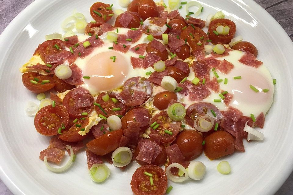 Spiegelei mit Tomaten und Salami