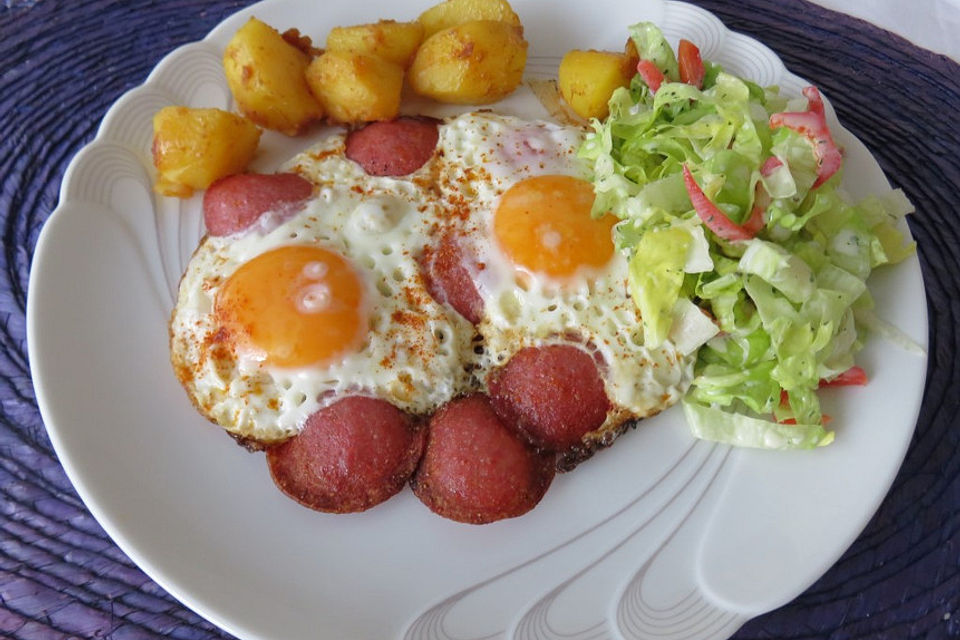 Spiegelei mit Tomaten und Salami