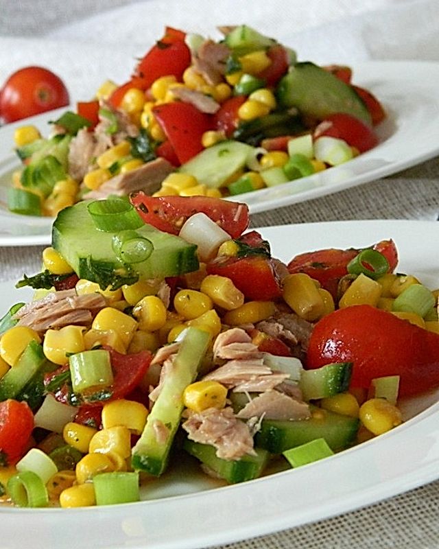Tomate-Gurke-Mais-Salat mit Thunfisch und Petersilie