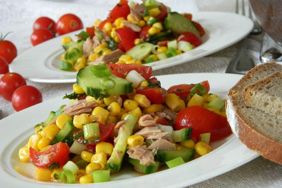 Tomate-Gurke-Mais-Salat mit Thunfisch und Petersilie