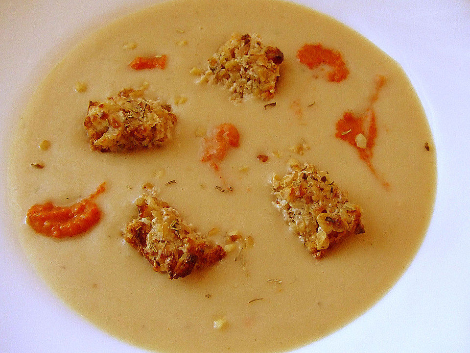 Weiße Bohnencremesuppe mit Walnuss-Toastwürfeln und Paprikacreme von ...