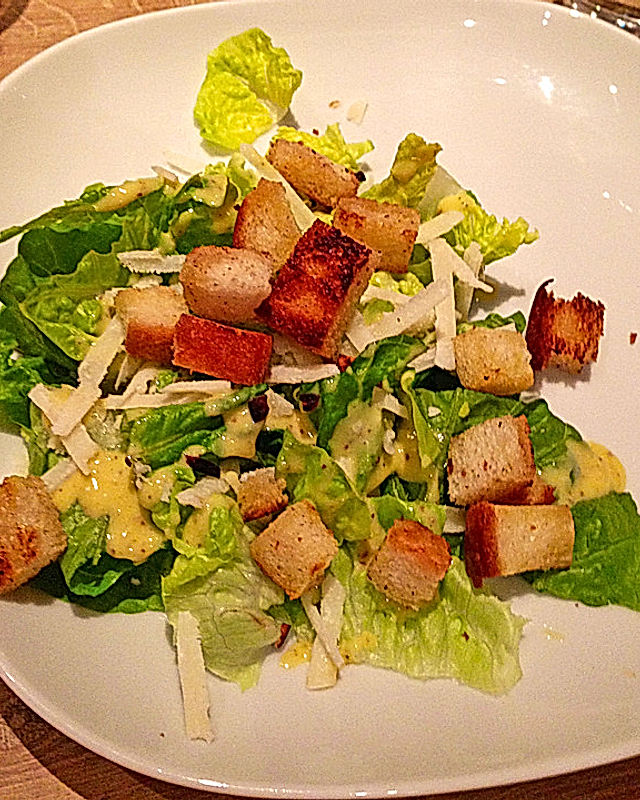 Caesar-Salat mit Knoblauchbaguette