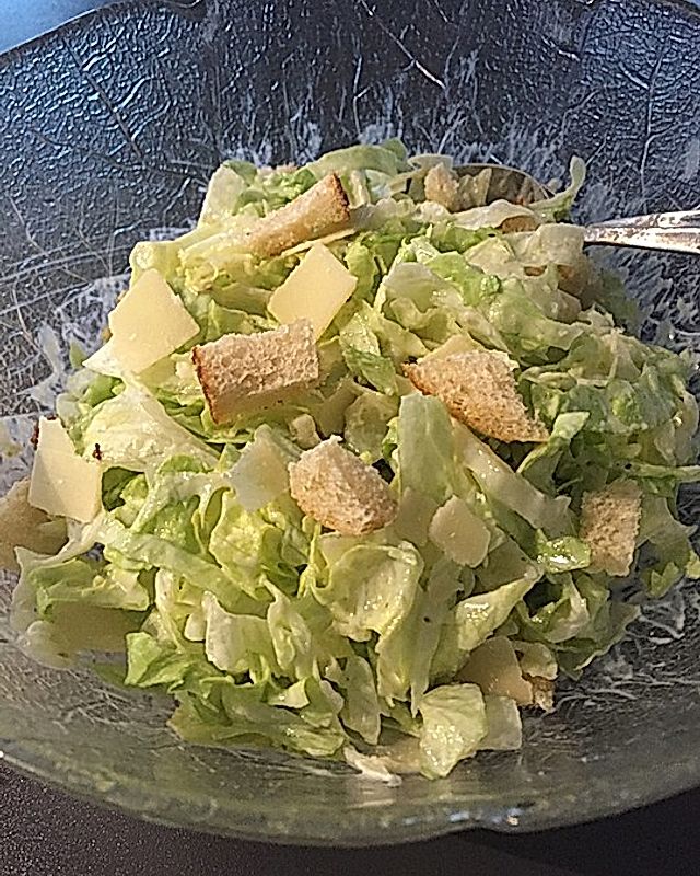Caesar-Salat mit Knoblauchbaguette