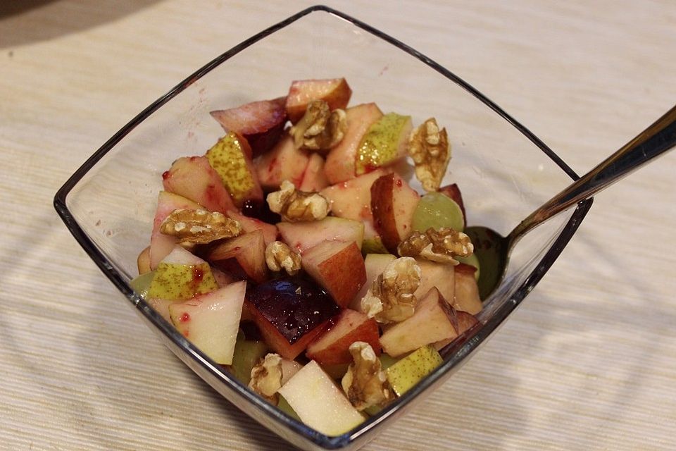 Herbstlicher Fruchtsalat mit Walnüssen