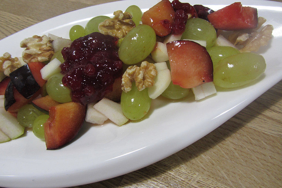 Herbstlicher Fruchtsalat mit Walnüssen