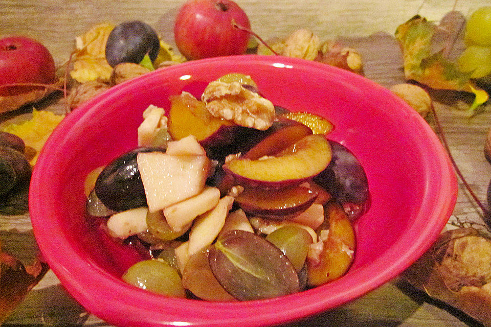 Herbstlicher Fruchtsalat mit Walnüssen