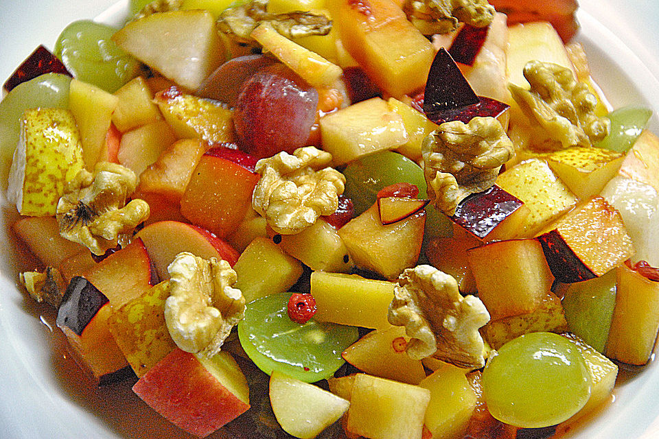 Herbstlicher Fruchtsalat mit Walnüssen