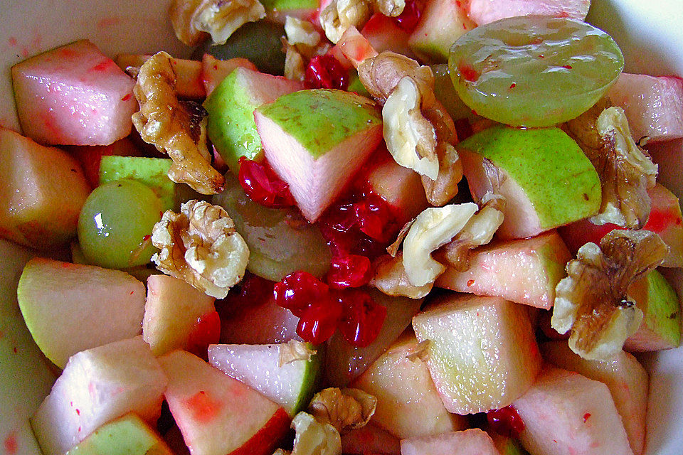 Herbstlicher Fruchtsalat mit Walnüssen