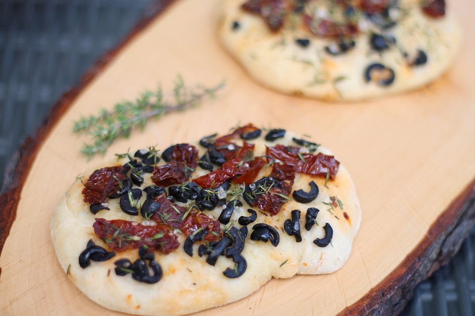 Focaccia mit getrockneten Tomaten und Oliven