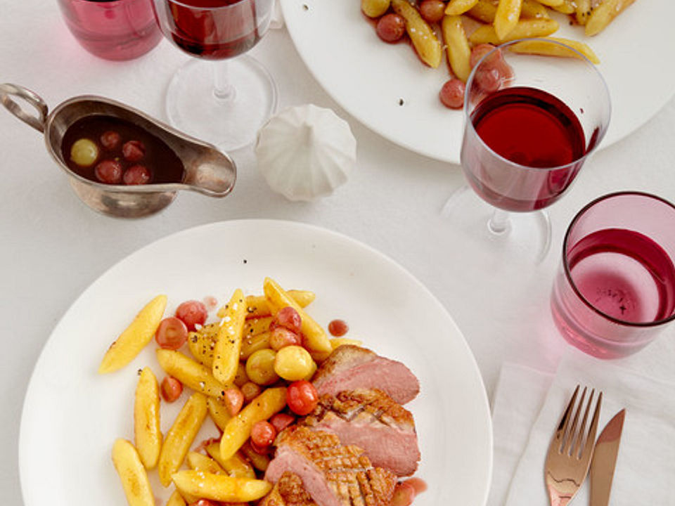 Entenbrust mit Trauben-Cassis-Sauce und Schupfnudeln