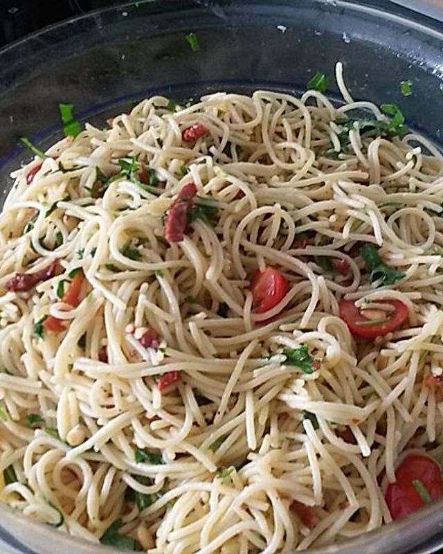Spaghettisalat mit Kirschtomaten und Rucola