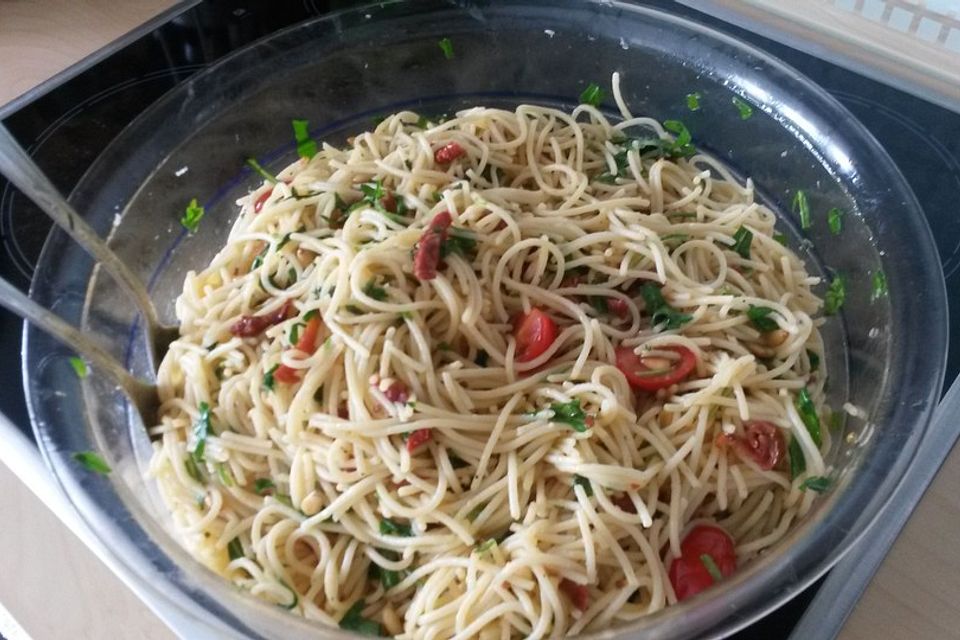 Spaghettisalat mit Kirschtomaten und Rucola