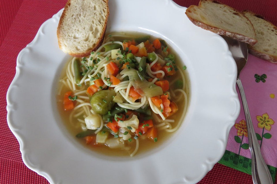 Gemüsesuppe mit Nudeln