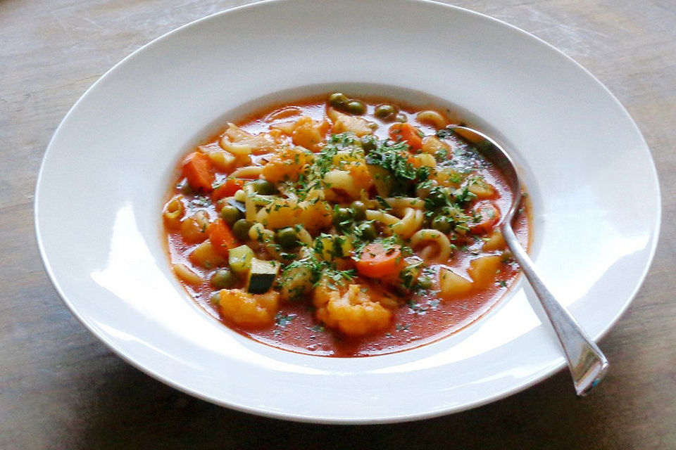 Gemüsesuppe mit Nudeln