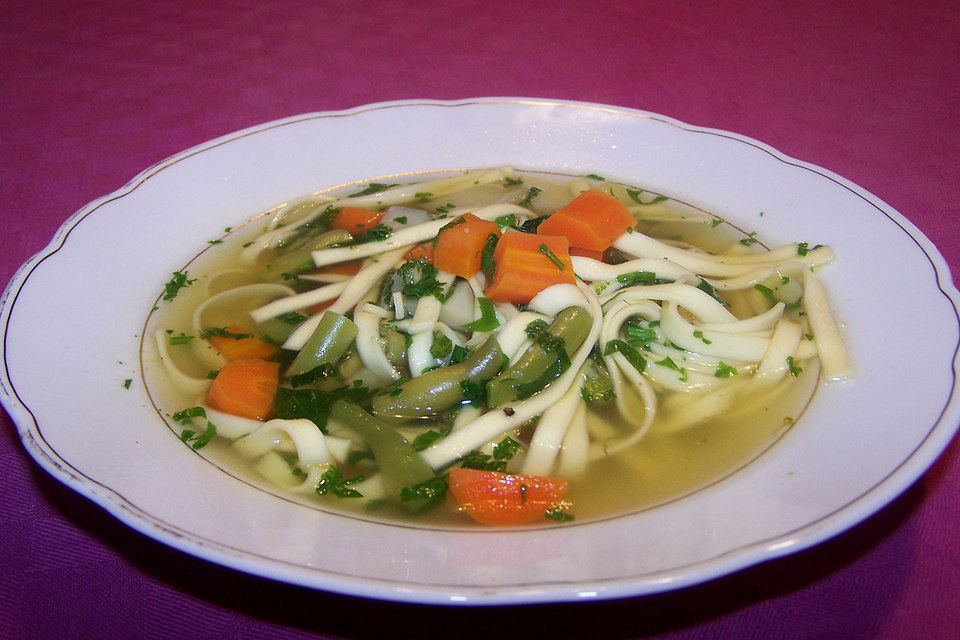 Gemüsesuppe mit Nudeln