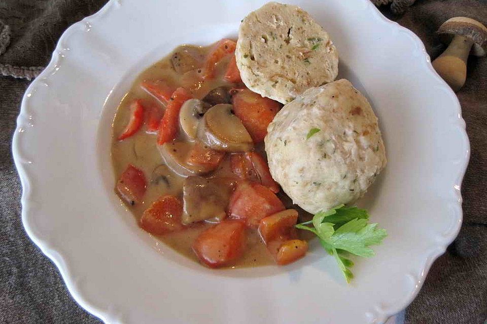 Semmelknödel mit Karottensauce