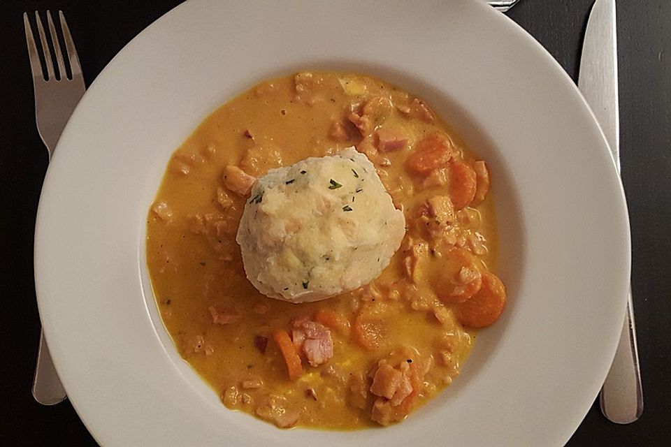 Semmelknödel mit Karottensauce