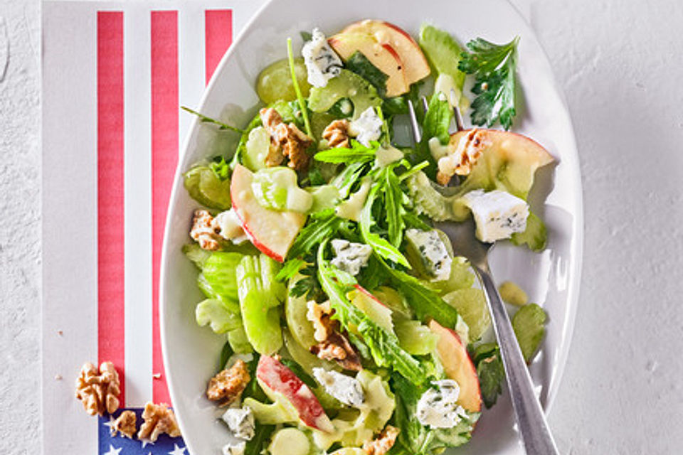 Rucola-Sellerie Salat mit Walnüssen