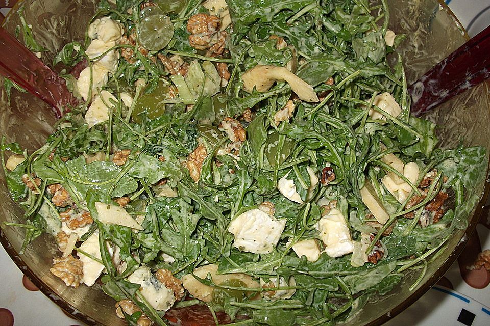 Rucola-Sellerie Salat mit Walnüssen