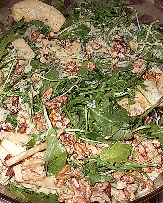 Rucola-Sellerie Salat mit Walnüssen