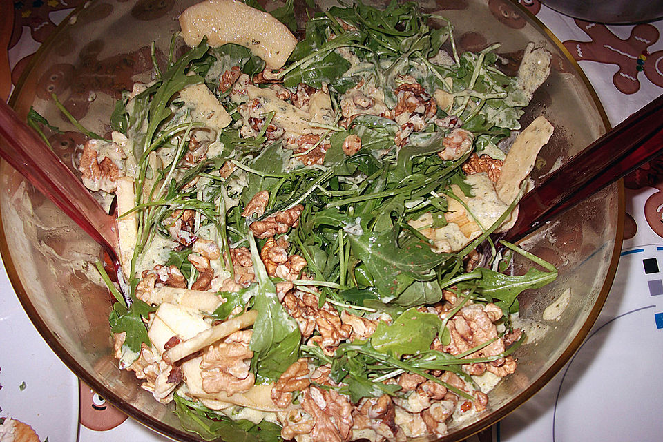 Rucola-Sellerie Salat mit Walnüssen