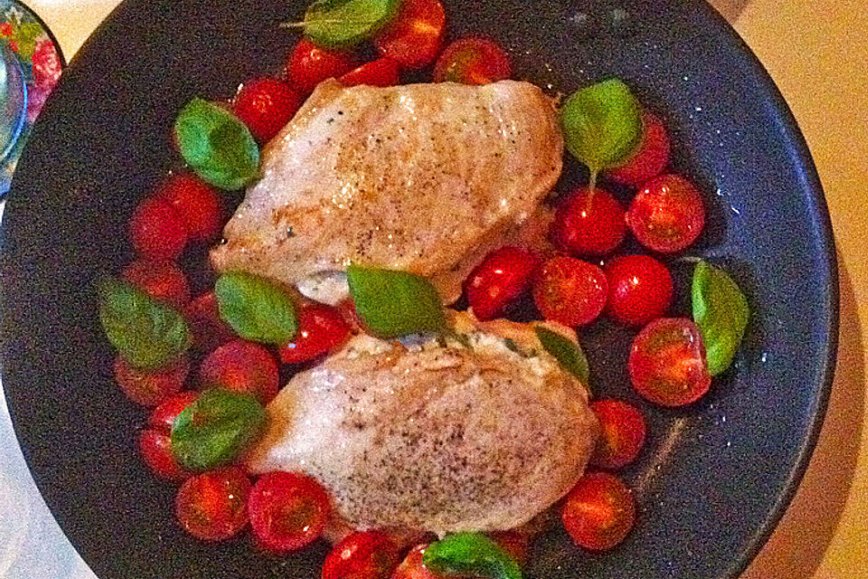 Ricotta-Basilikum Huhn mit Schmortomaten