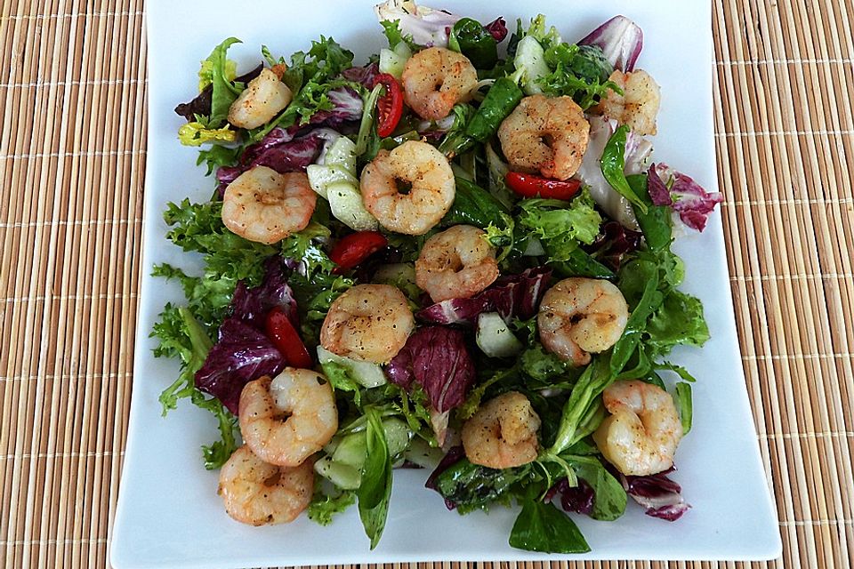 Grüner Salat mit Garnelen und Honig-Senf-Dressing