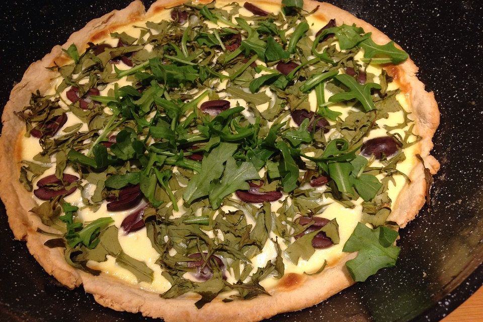 Quiche mit Rucola, Oliven und Knoblauch