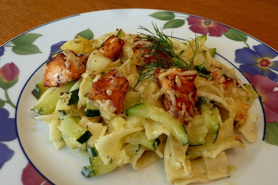 Gebratener Lachs mit Zucchini und Nudeln aus dem Backofen