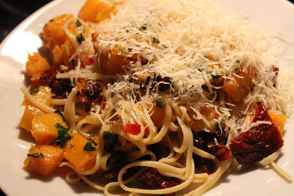 Spaghetti mit gebackenem Butternusskürbis