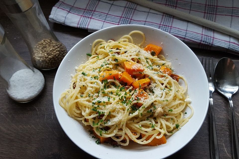 Spaghetti mit gebackenem Butternusskürbis