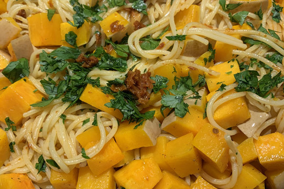 Spaghetti mit gebackenem Butternusskürbis