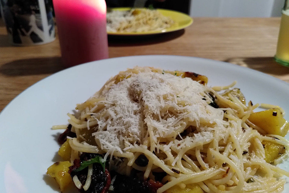 Spaghetti mit gebackenem Butternusskürbis