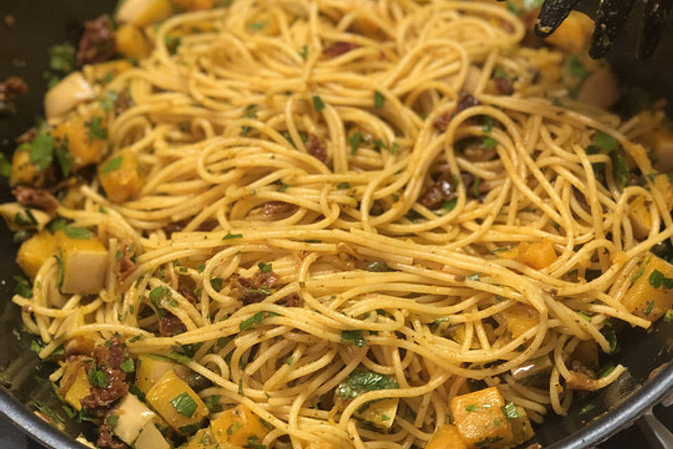 Spaghetti mit gebackenem Butternusskürbis