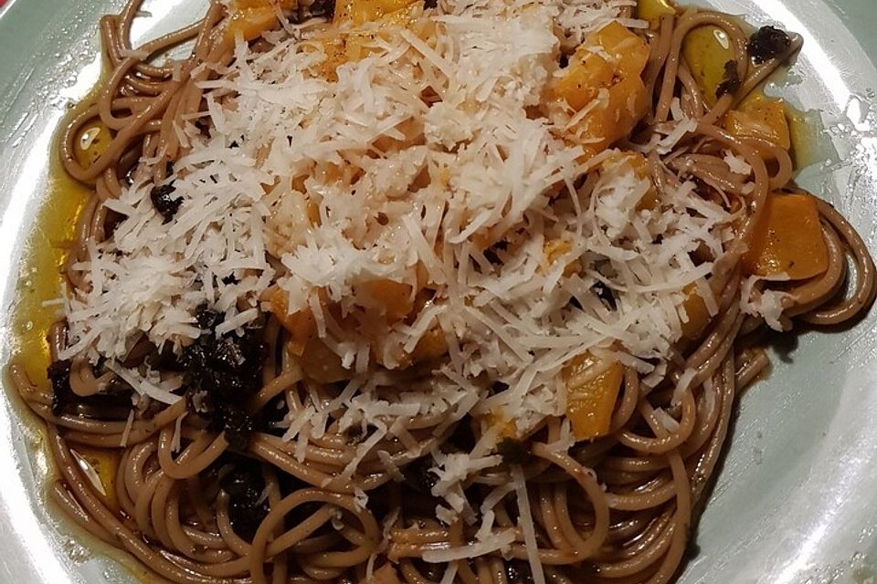 Spaghetti mit gebackenem Butternusskürbis