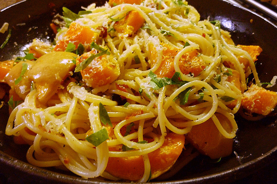 Spaghetti mit gebackenem Butternusskürbis