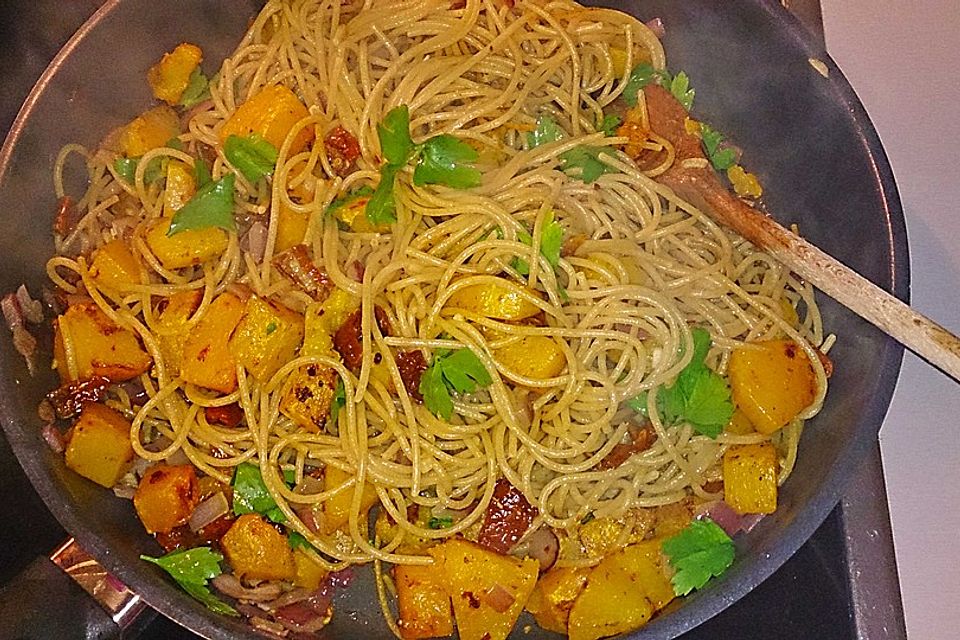 Spaghetti mit gebackenem Butternusskürbis