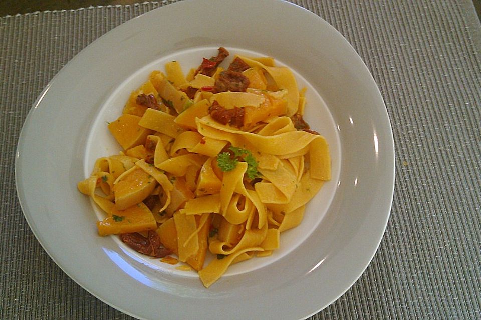 Spaghetti mit gebackenem Butternusskürbis