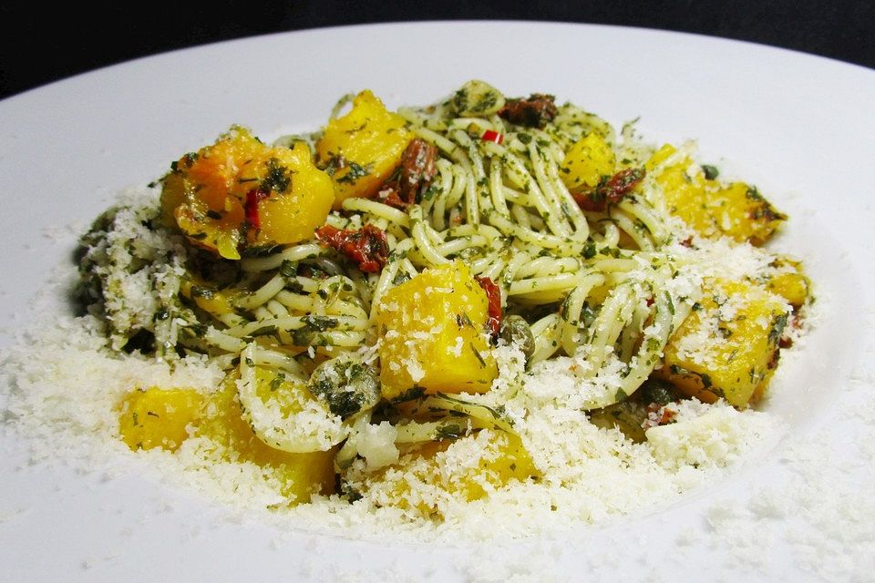 Spaghetti mit gebackenem Butternusskürbis