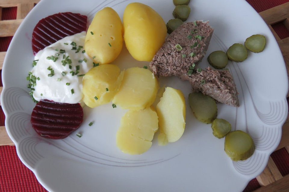 Pellkartoffeln mit Sour Cream und Leberwurst