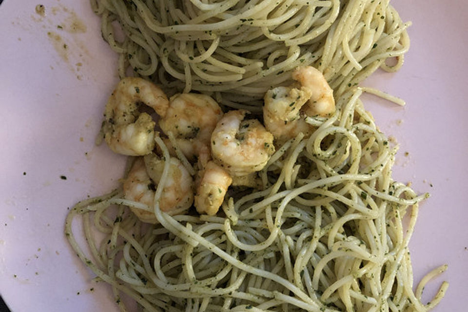 Nudeln mit grünem Pesto und gebratenen Shrimps